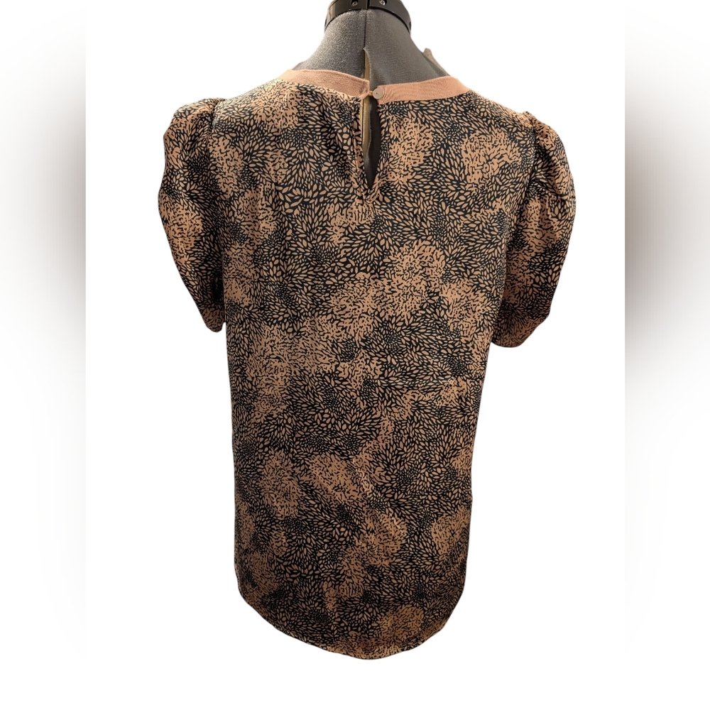 DR2 Black and Tan Floral Print Short Sleeve Women's Blouse Size Small - Picture 3 of 6